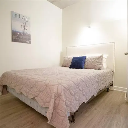 Apartment 2 Bedroom Downtown *