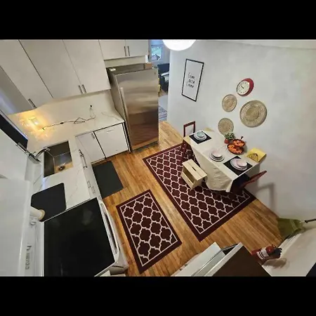 Apartment Central Located