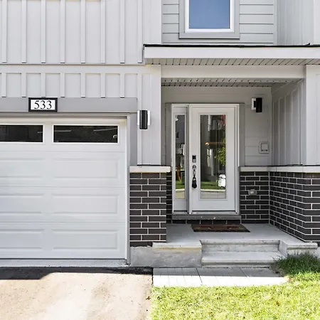 Longe's Place Townhouse In Ottawa