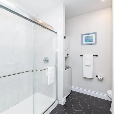 Modern 2br With Pet Friendly - Near