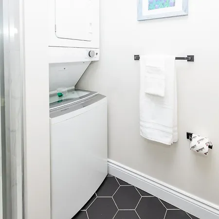 Apartment Modern 2br With Pet Friendly - Near Ottawa