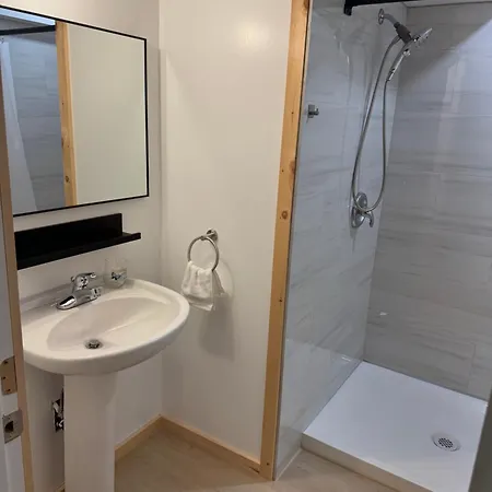Apartment Private Entrance, Private Bathroom, Bedroom And Workspace Ottawa