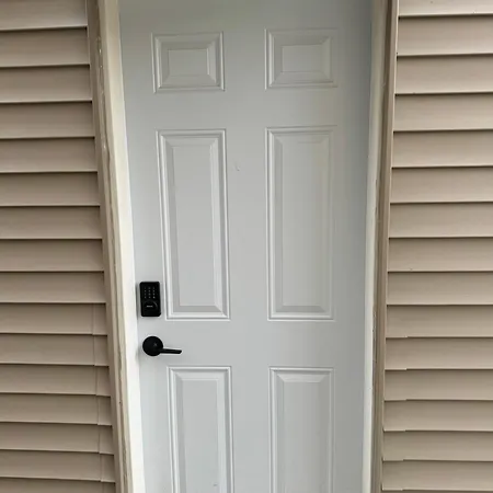 Private Entrance, Private Bathroom, Bedroom And Workspace Apartment