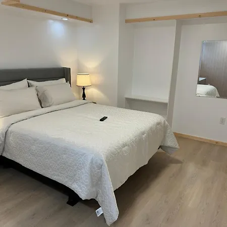 Private Entrance, Private Bathroom, Bedroom And Workspace Apartment *