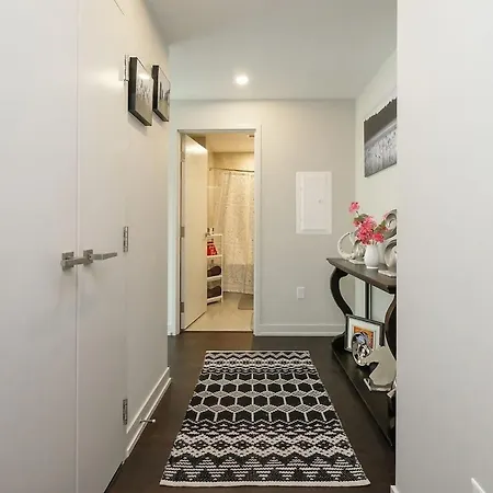 Apartment Luxury 1- Bedroom Steps From Parliament Hill *