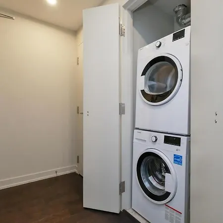Luxury 1- Bedroom Steps From Parliament Hill Apartment *