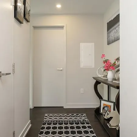 Luxury 1- Bedroom Steps From Parliament Hill