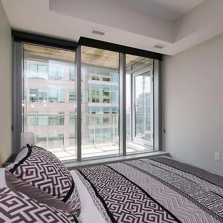 Luxury 1- Bedroom Steps From Parliament Hill Apartment