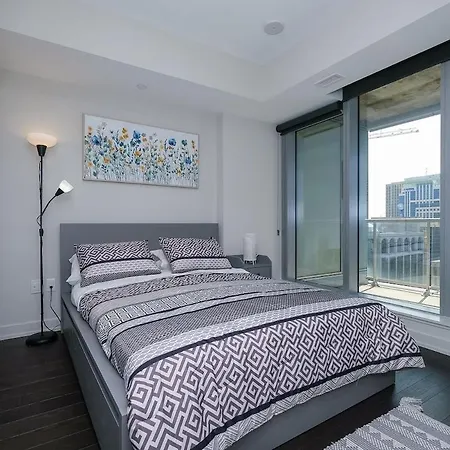 Luxury 1- Bedroom Steps From Parliament Hill *