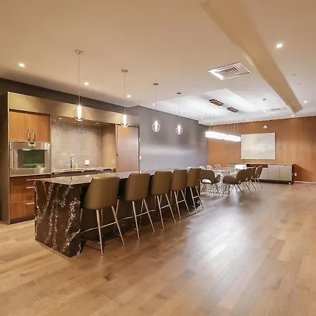 Luxury 1- Bedroom Steps From Parliament Hill