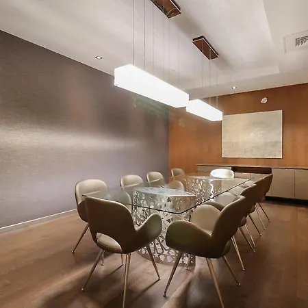 Luxury 1- Bedroom Steps From Parliament Hill Apartment