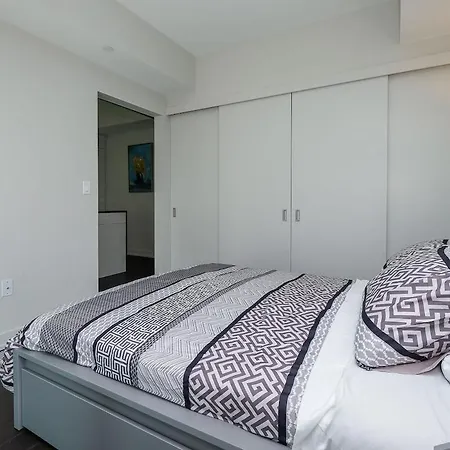 Apartment Luxury 1- Bedroom Steps From Parliament Hill