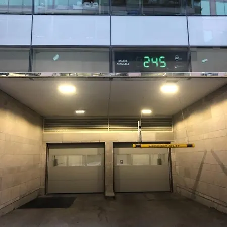 Apartment Luxury 1- Bedroom Steps From Parliament Hill *