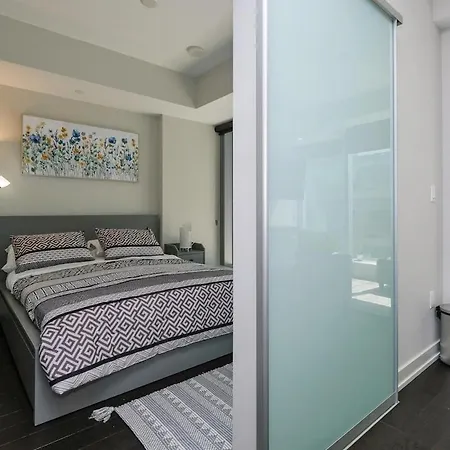 Luxury 1- Bedroom Steps From Parliament Hill Apartment Ottawa
