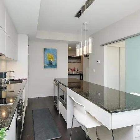 Luxury 1- Bedroom Steps From Parliament Hill