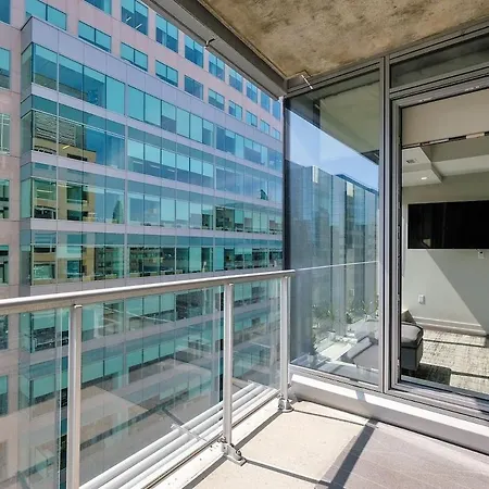 Luxury 1- Bedroom Steps From Parliament Hill Apartment *