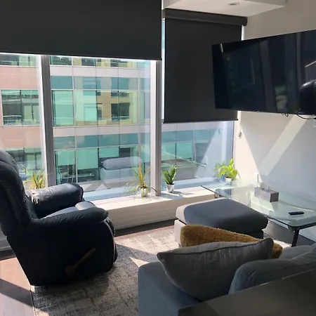 Luxury 1- Bedroom Steps From Parliament Hill *