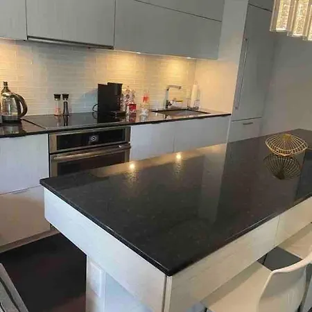 Luxury 1- Bedroom Steps From Parliament Hill