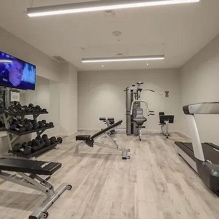 Luxury 1- Bedroom Steps From Parliament Hill Apartment