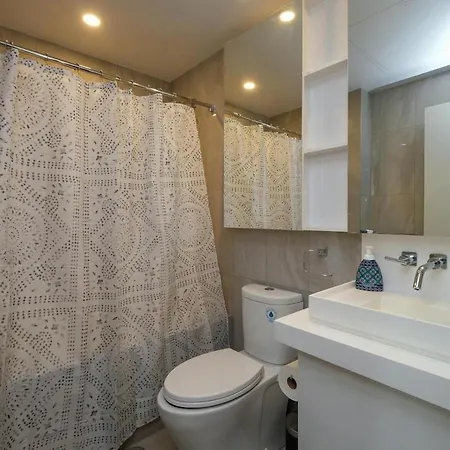 Luxury 1- Bedroom Steps From Parliament Hill