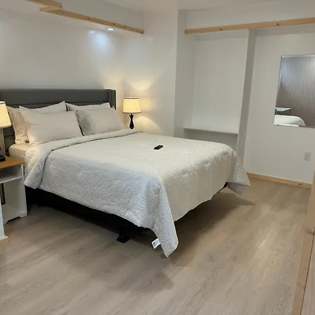 Private Entrance, Private Bathroom, Bedroom And Workspace Apartment *