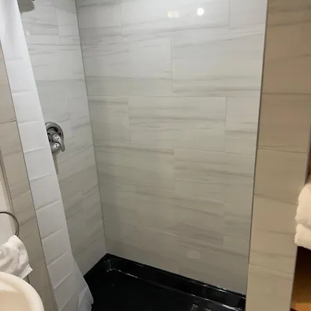 Private Entrance, Private Bathroom, Bedroom And Workspace Apartment Ottawa