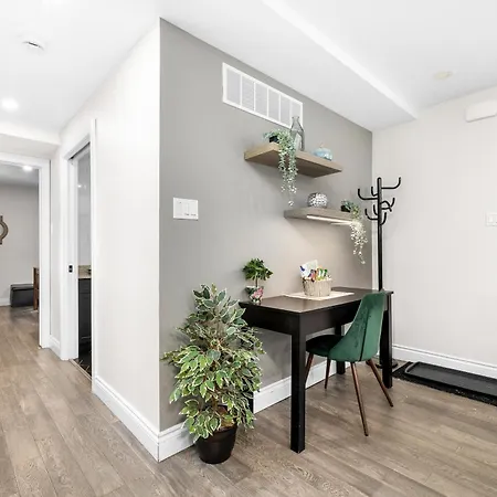 Downtown Steps To Byward Market Apartment