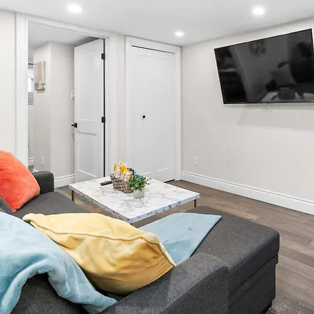 Modern Basement Flat In The Heart Of Historic * Ottawa