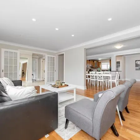 Holiday home Entire House With 6 Bedrooms, 2 Full Bathrooms, And 1 Half Bathroom Ottawa