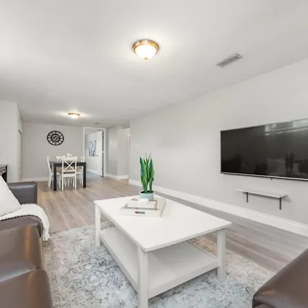 Holiday home Entire House With 6 Bedrooms, 2 Full Bathrooms, And 1 Half Bathroom Ottawa