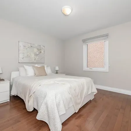 Holiday home Entire House With 6 Bedrooms, 2 Full Bathrooms, And 1 Half Bathroom Ottawa