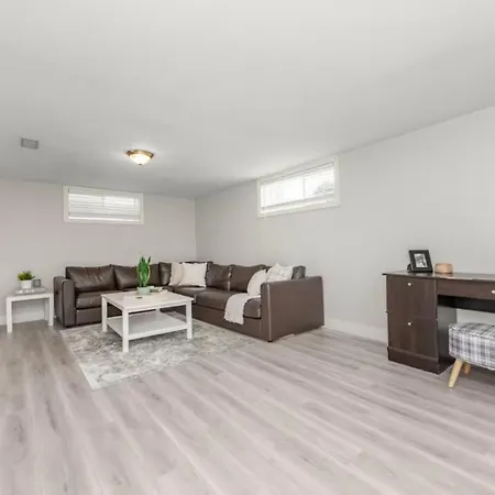 Holiday home Entire House With 6 Bedrooms, 2 Full Bathrooms, And 1 Half Bathroom Ottawa