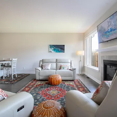 Luxurious Tastefully Furnished 3 Bedroom In Holiday home Ottawa