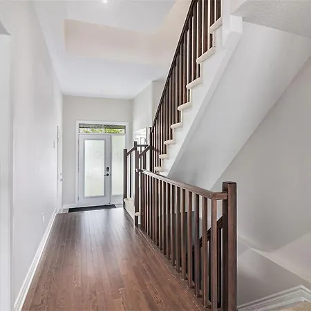 Luxurious Tastefully Furnished 3 Bedroom In Holiday home Ottawa