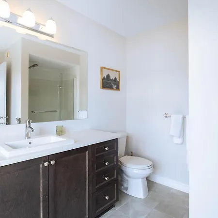 Luxurious Tastefully Furnished 3 Bedroom In Holiday home Ottawa
