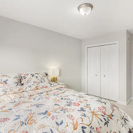 Luxurious Tastefully Furnished 3 Bedroom In Holiday home Ottawa