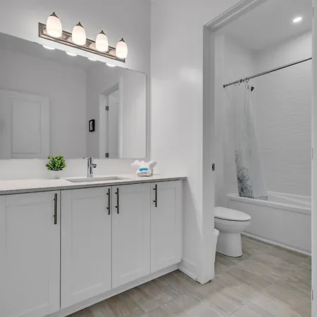 Holiday home Modern 4br Executive Near Airport And Downtown