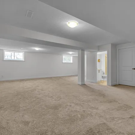 Holiday home Modern 4br Executive Near Airport And Downtown *
