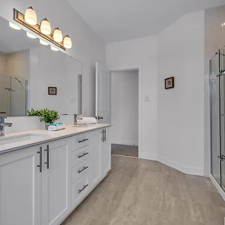 Modern 4br Executive Near Airport And Downtown