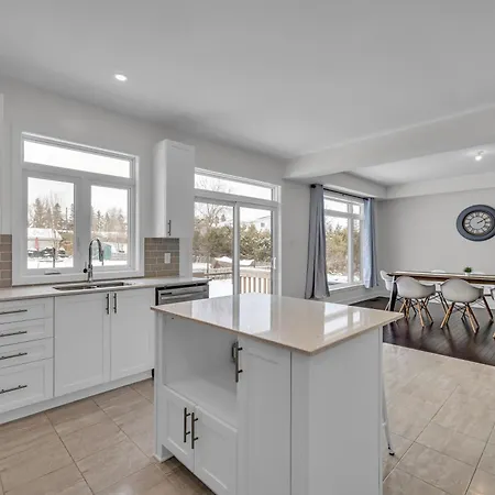Modern 4br Executive Near Airport And Downtown Holiday home