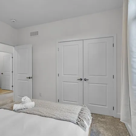 Holiday home Modern 4br Executive Near Airport And Downtown Ottawa