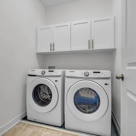 Modern 4br Executive Near Airport And Downtown *