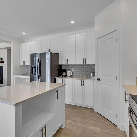 Modern 4br Executive Near Airport And Downtown