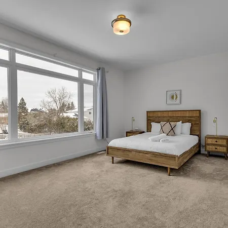 Modern 4br Executive Near Airport And Downtown Holiday home