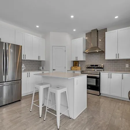 Holiday home Modern 4br Executive Near Airport And Downtown Ottawa