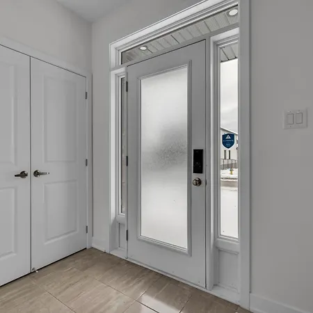 Modern 4br Executive Near Airport And Downtown