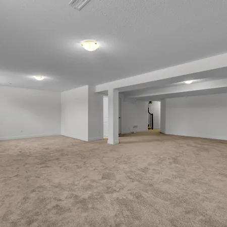Modern 4br Executive Near Airport And Downtown Holiday home