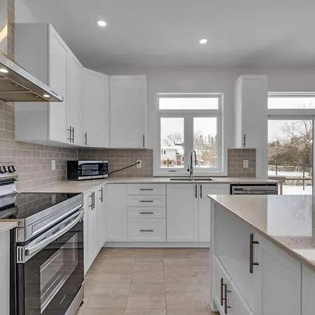 Holiday home Modern 4br Executive Near Airport And Downtown