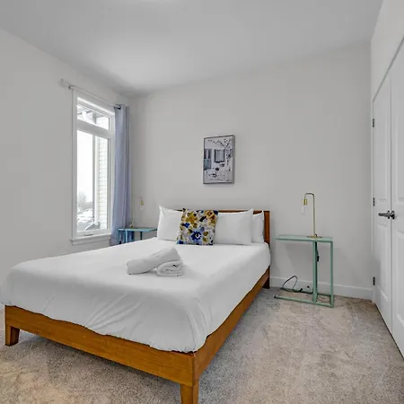 Modern 4br Executive Near Airport And Downtown Holiday home Ottawa