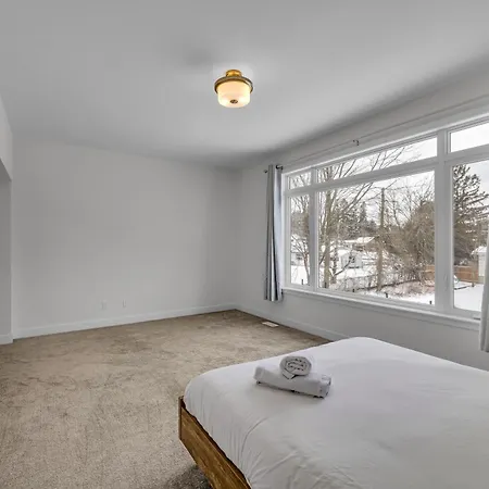 Modern 4br Executive Near Airport And Downtown Holiday home